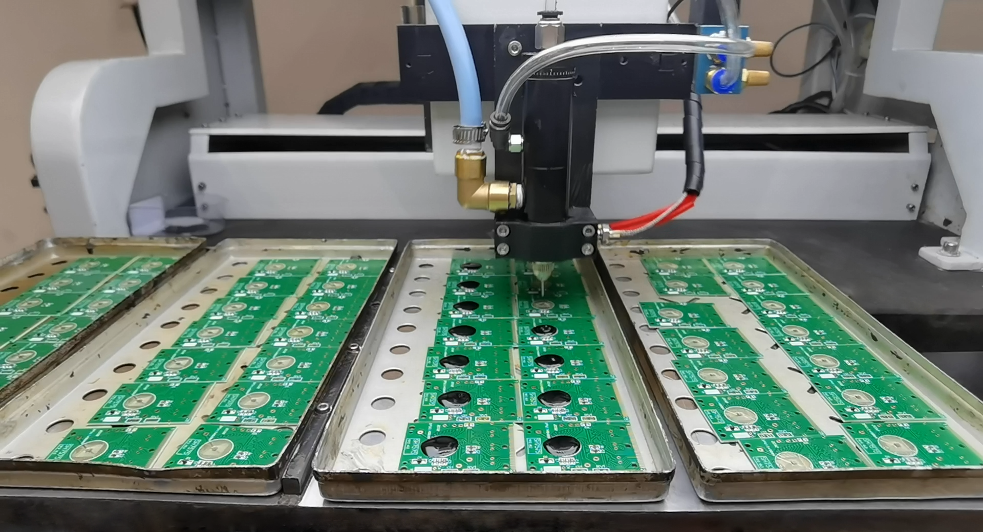 SMT贴片点胶工艺在电子线路板制造中的关键控制要素